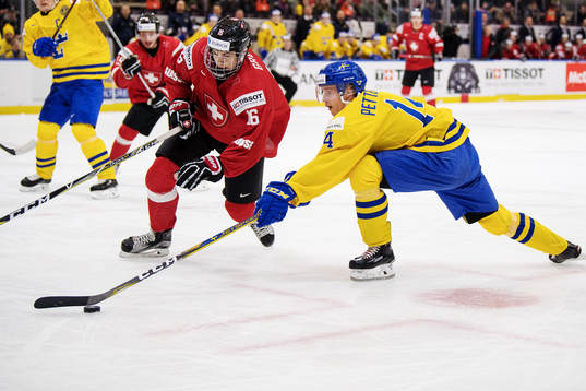 Schweiz Nico Gross och Sveriges Elias Pettersson i kamp om