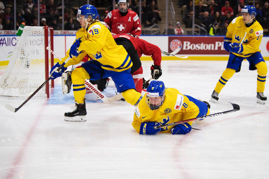 Sveriges Alexander Nylander och Rasmus Dahlin i ett anfall