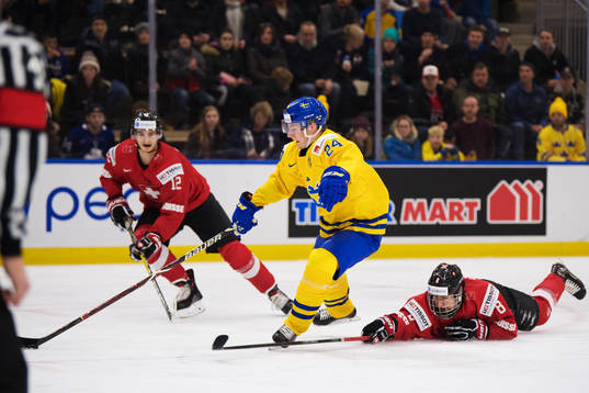 Sveriges Lias Andersson tar sig förbi Schweiz Tobias