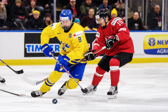 Sveriges Rasmus Dahlin fälls av Schweiz Axel Simic