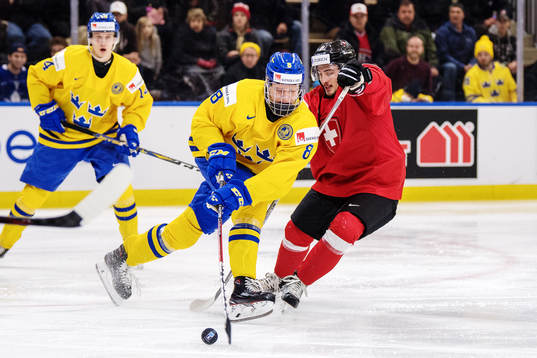 Sveriges Rasmus Dahlin fälls av Schweiz Axel Simic