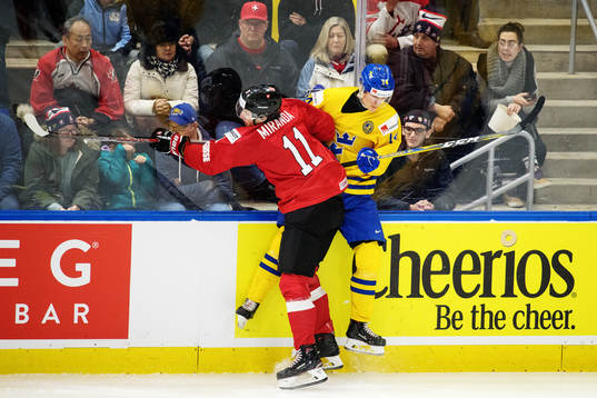 Schweiz Marco Miranda tacklar Sveriges Elias Pettersson