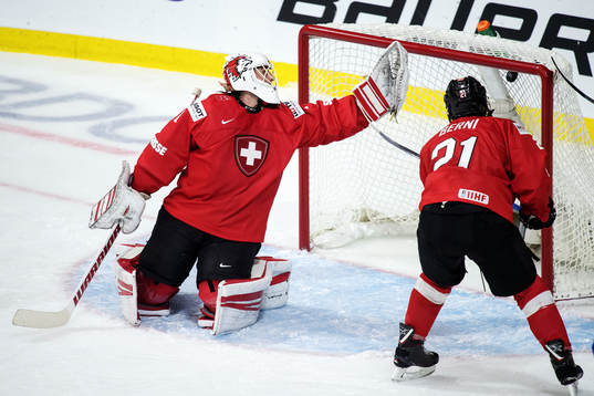 Schweiz målvakt Matteo Ritz släpper in <4-2-målet från