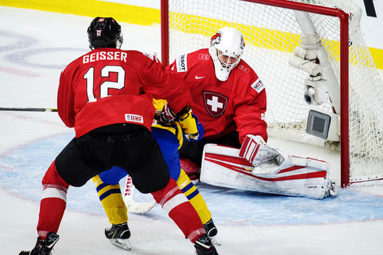 Sveriges Tim Söderlund gör 5-2 bakom Schweiz målvakt