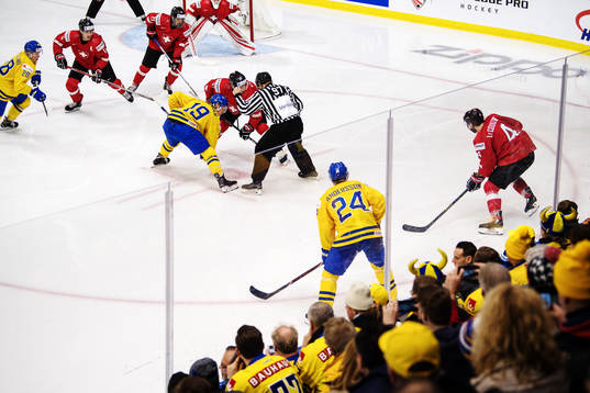 Sveriges Alexander Nylander och Schweiz <w 23< tekar