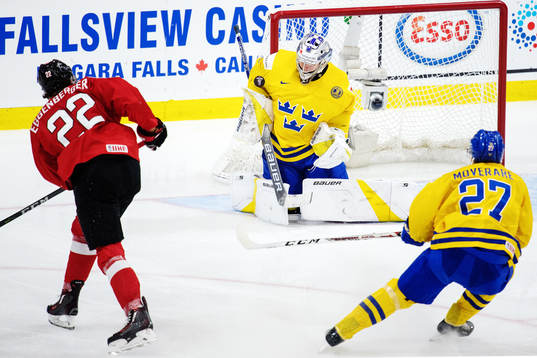 Sveriges målvakt Filip Larsson räddar ett skott från