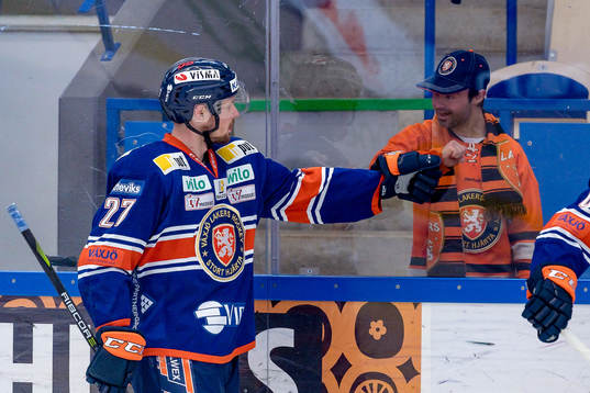 Växjös Martin Lundberg hälsar på en supporter