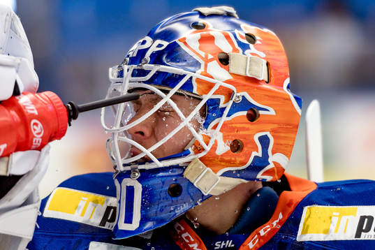 Växjös målvakt Viktor Fasth sprutar vatten i ansiktet