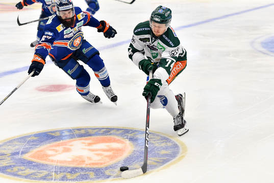 Färjestads Rasmus Asplund och Växjös Linus Fröberg i