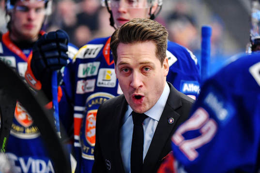 Växjös tränare Sam Hallam pratar