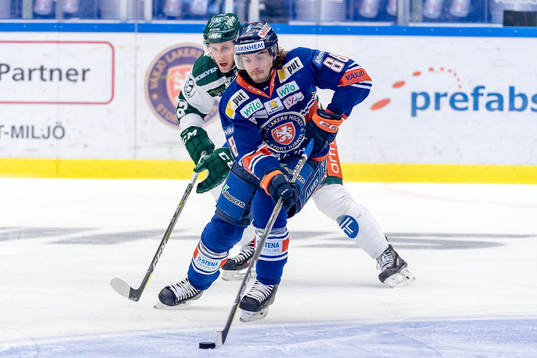Växjös Adam Brodecki jagas av Färjestads Per Åslund