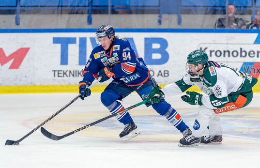 Växjös Joel Persson jagas av Färjestads Carl Jakobsson