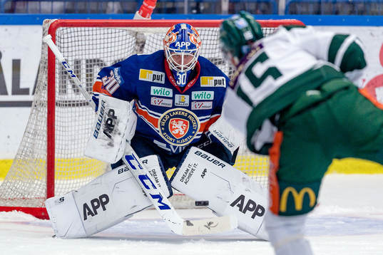 Växjös målvakt Viktor Fasth fokuserar på pucken när