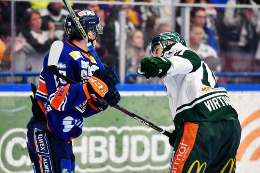 Gruff mellan Växjös Nils Carnbäck och Färjestads Jesse
