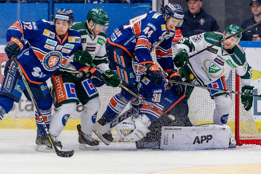 Kamp mellan flera spelare framför Växjös målvakt Viktor