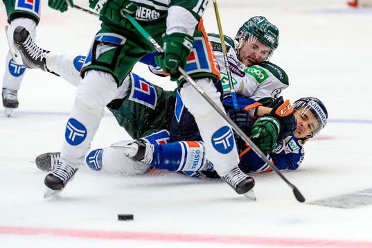 Kamp mellan Färjestads Jesse Virtanen och Växjös Adam