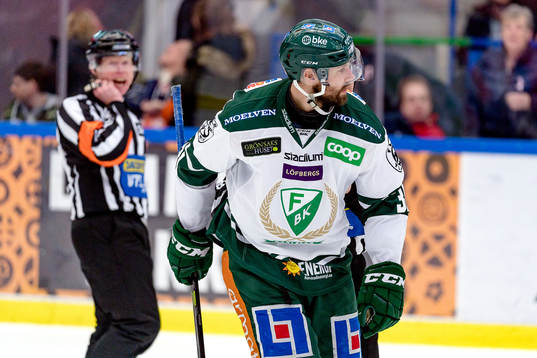 Färjestads Dick Axelsson deppar och skriker på Domare