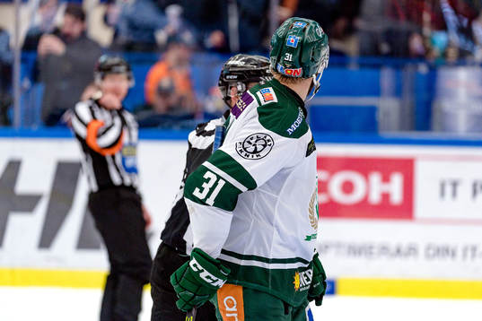 Färjestads Dick Axelsson deppar och skriker på Domare