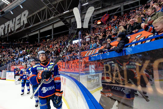 Växjös Eric Martinsson jublar framför fansen