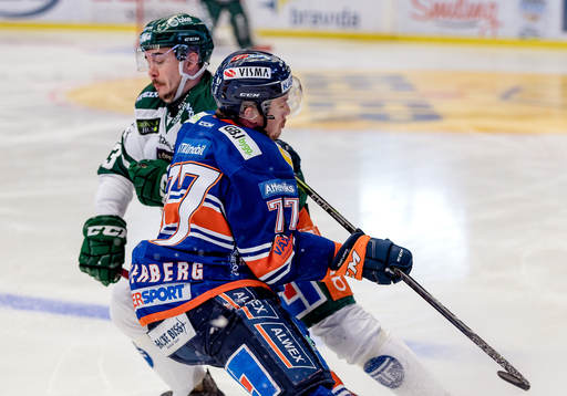 Växjös Pontus Netterberg tacklas av Färjestads Jens