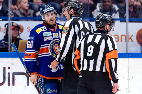 Växjös Erik Josefsson pratar med Domare Pehr Claesson