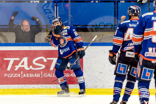 Växjös Robert Rosén jublar