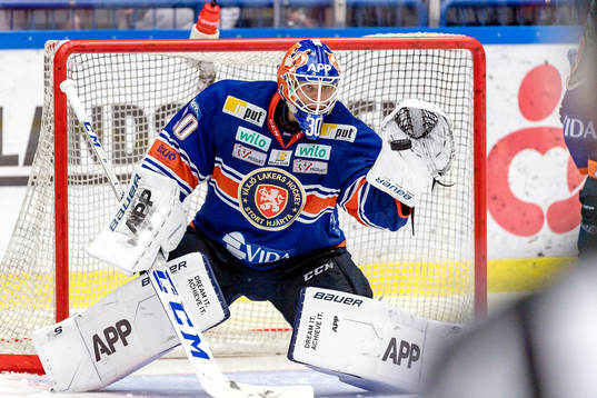 Växjös målvakt Viktor Fasth plockar en puck
