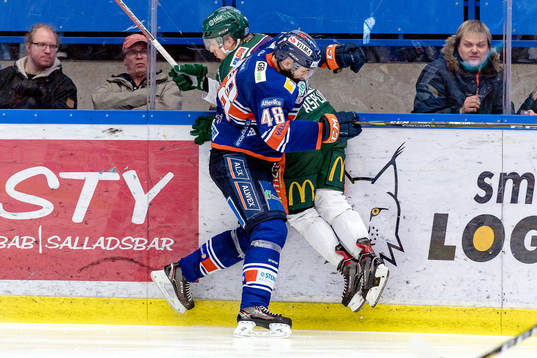 Växjös Daniel Rahimi tacklar Färjestads Rasmus Asplund