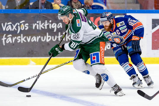 Färjestads Theodor Lennström jagas av Växjös Liam Reddox