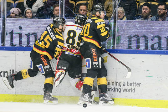 Skellefteås Joakim Lindström tacklar Ryan Johnston i