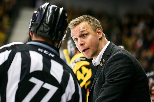 Skellefteås tränare Bert Robertsson i samtal med