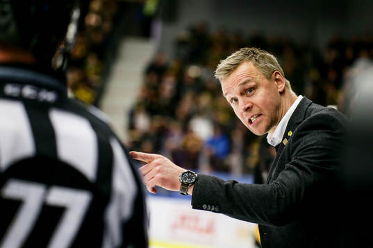 Skellefteås tränare Bert Robertsson i samtal med