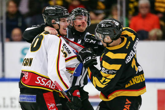 Linjedomare Johannes Käck går emellan Luleås Emil