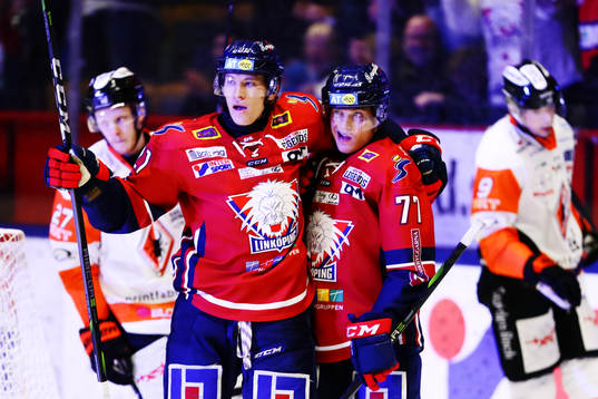 Linköpings Marcel Müller jublar med målskytten Patrick