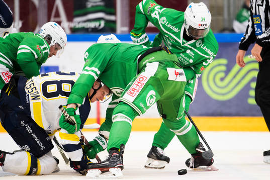 Rögles Linus Sandin och Edwin Hedberg trycker ner HV71
