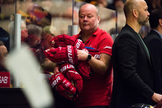 Örebros Materialförvaltare Håkan Tiderman passerar