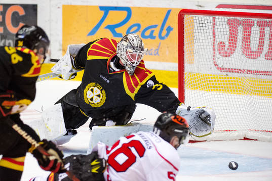 Örebros Johan Wiklander gör 3-3-målet bakom Brynäs