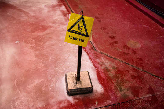 Skylt som varnar för halkrisk