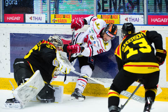 Brynäs målvakt David Rautio i kamp mot Örebros Johan