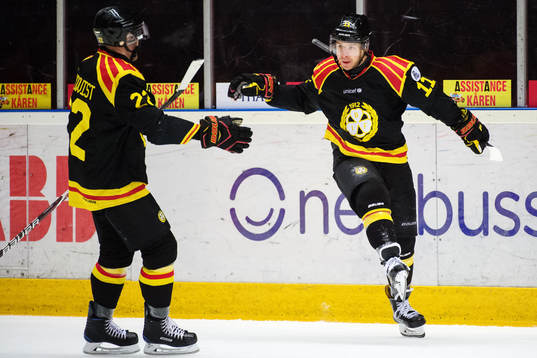 Brynäs Jörgen Sundqvist och Kevin Clark, målskytt, jublar
