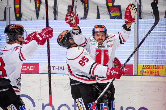 Örebros Kalle Olsson  kramar om Johan Wiklander som jublar