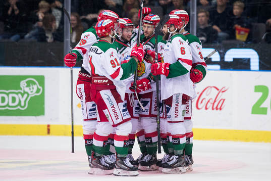Moras Matt Bailey jublar och omfamnas