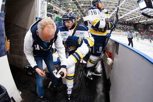 HV71 Isac Brännström får hjälp med skridskor