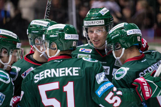 Frölundas Christoffer Ehn  jublar med lagkamrater