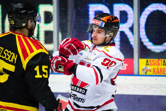 Brynäs Simon Bertilsson i bråk med Örebros Libor Hudacek