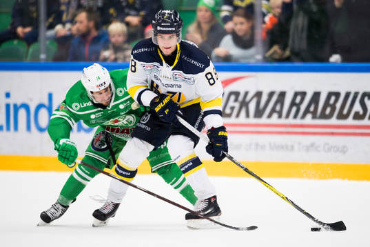 Rögles Stephen Perfetto jagar HV71 Pierre Engvall