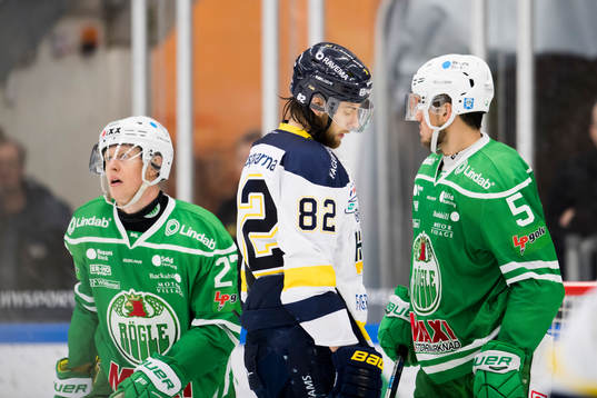 HV71 Kevin Stenlund deppar omringad av Rögles Jesper