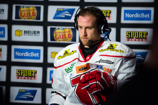 Örebros Tylor Spink blir intervjuad