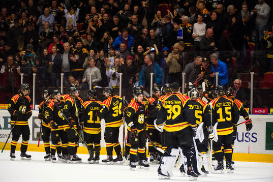 Brynäs spelare jublar