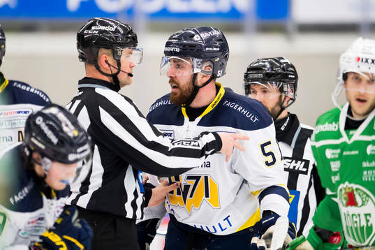 HV71 Marc Zanetti i diskussion med domare